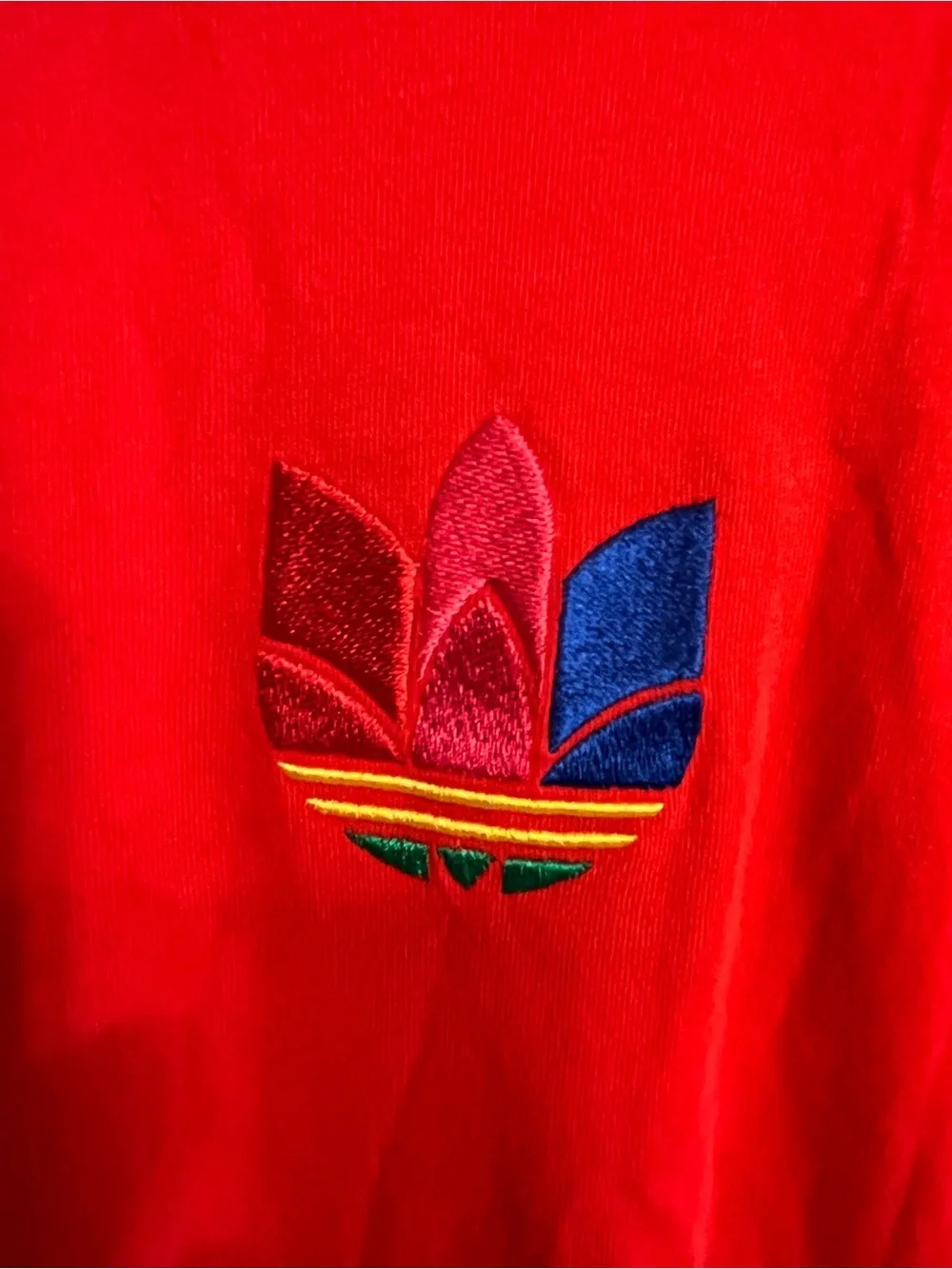 Men’s size 2XL Vintage Adidas Trefoil short sleeve shirt